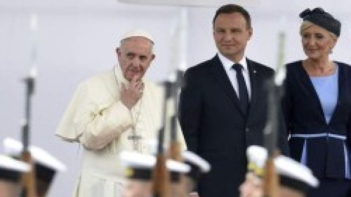 El Papa Francisco a su llegada a Cracovia con el presidente polaco Andzrej Duda y su esposa