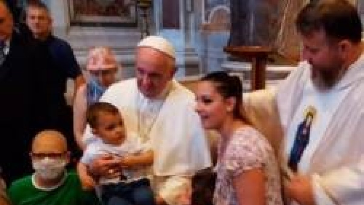 El Papa Francisco, el P. Jarek Cielecki y un grupo de niños con cáncer ante la tumba de San Juan Pablo II. La asociación pidió al Papa que lleve a la JMJ las oraciones de las familias de niños enfermos