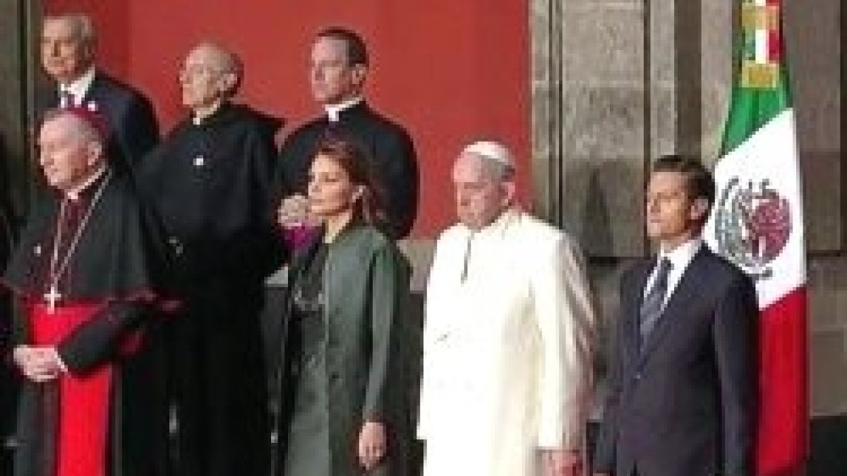 El Papa Francisco, el presidente de México y su esposa escuchan los himnos