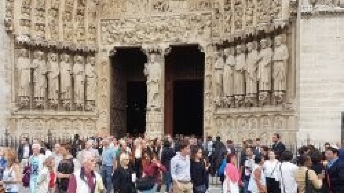 Los asistentes al funeral del sacerdote Jacques Hamel saliendo de la catedral de Notre - Dame