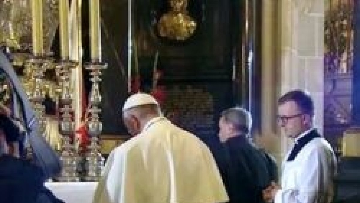 Francisco reza ante las reliquias de San Juan Pablo II en la catedral de Cracovia