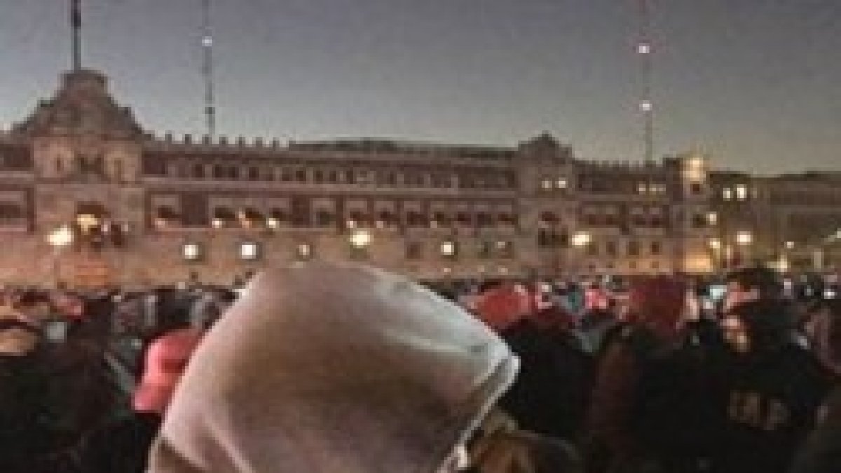 Con capuchas y gorros los peregrinos combatieron el frío de la noche para ver al Papa