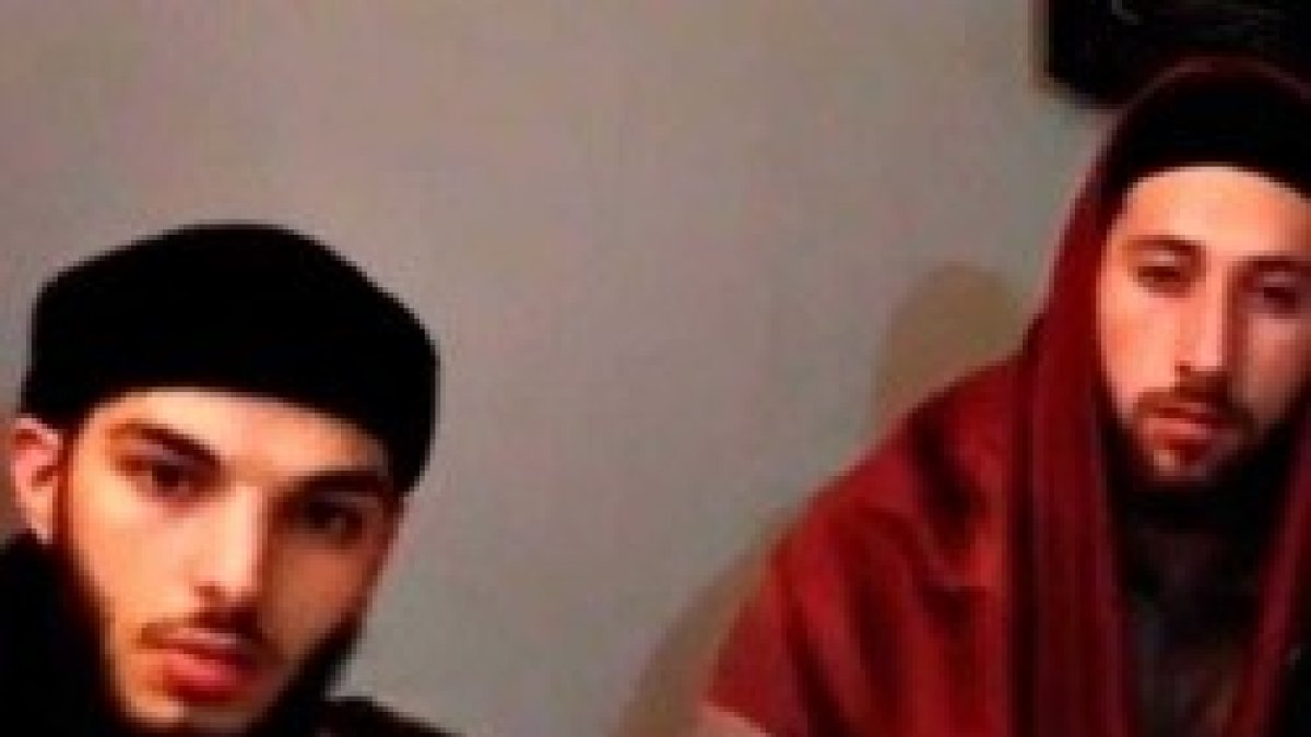 Los dos jóvenes yihadistas en una escena del vídeo difundido por la agencia cercana a Daesh