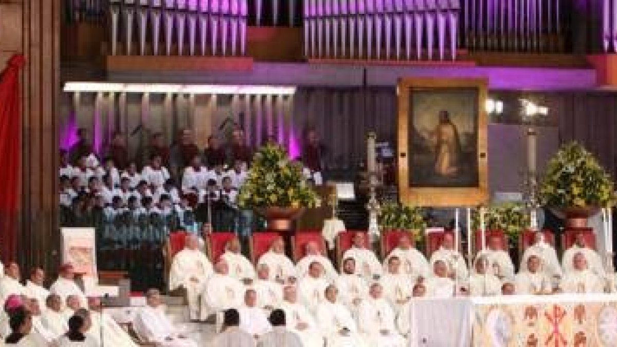 Francisco predica su homilía en la Basílica de Guadalupe, con la imagen de la Virgen, de San Juan Diego y un gran Cristo detrás