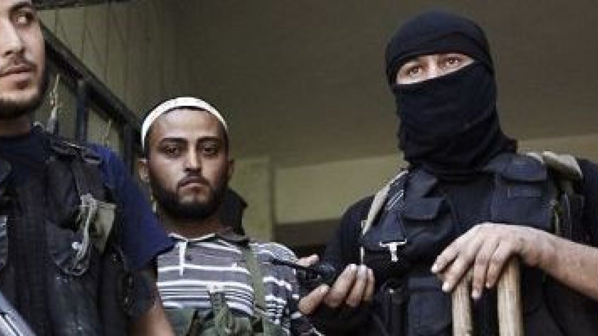 Terroristas de Al-Nusra, un frente yihadista ligado a Al-Qaeda que recibe apoyo francés y de EEUU porque combate al gobierno sirio y, a veces, a Isil
