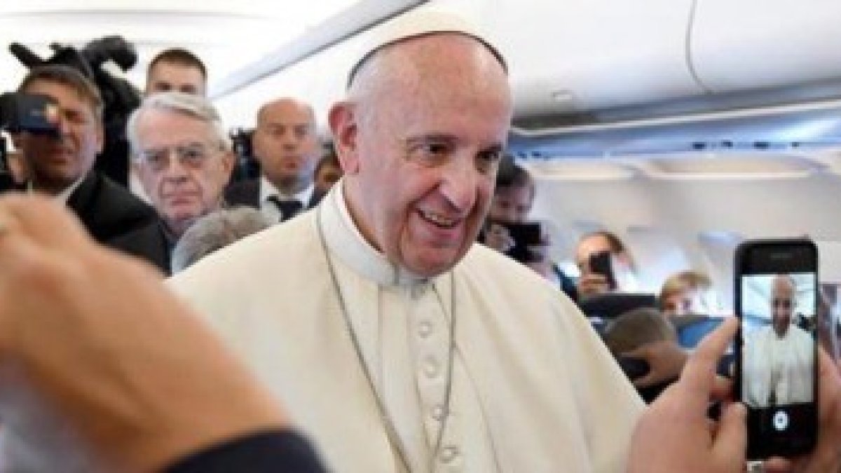 En el vuelo hacia Polonia el Papa habló de una guerra que no es de religiones y recordó al sacerdote francés degollado por miembros del Estado Islámico