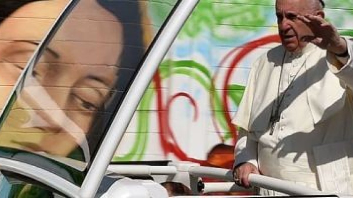 En su recorrido por Ecatepec Francisco fue recibido por numerosos murales de temática religiosa y colores alegres