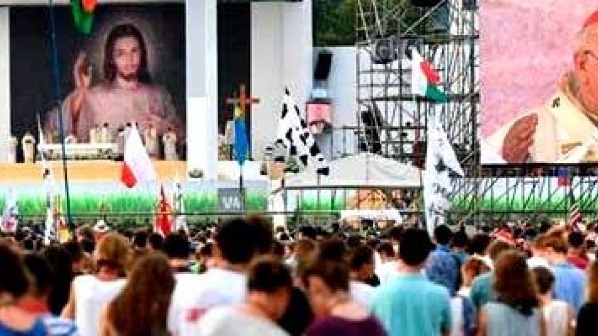 Misa inaugural de la JMJ en la explanada de Blonie, en la periferia de Cracovia - el cardenal Dziwisz oró por el sacerdote francés degollado