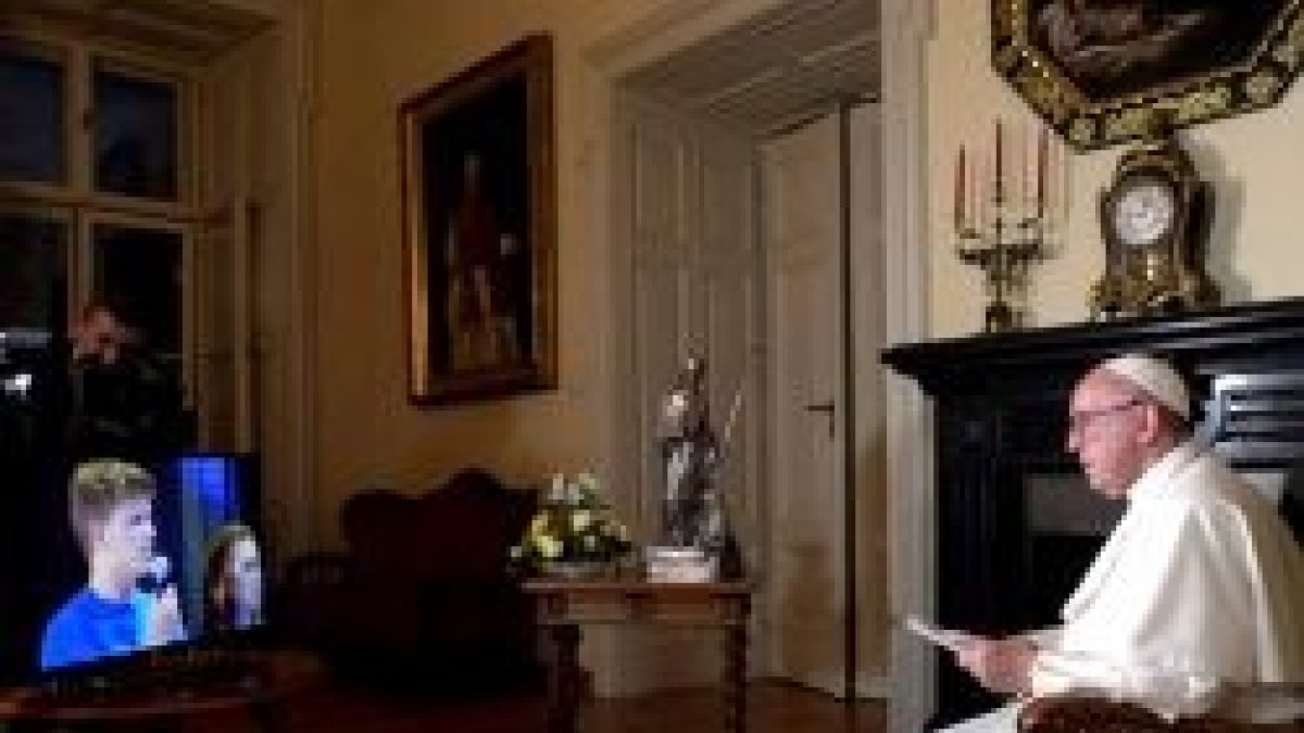 En su primera noche en Cracovia Francisco conectó por teleconferencia con la Fiesta de los Italianos, con 90.000 jóvenes del país