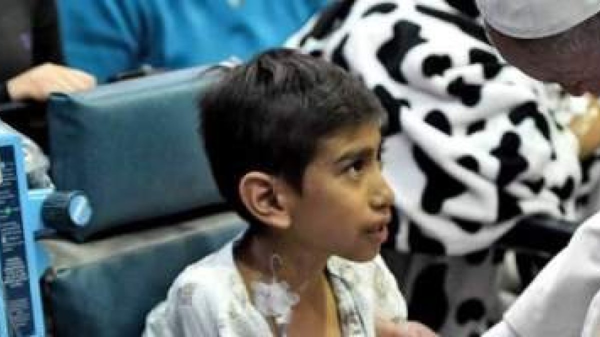 Francisco con uno de los niños del Hospital Infantil Federico Gómez de Ciudad de México - allí propuso la cariñoterapia