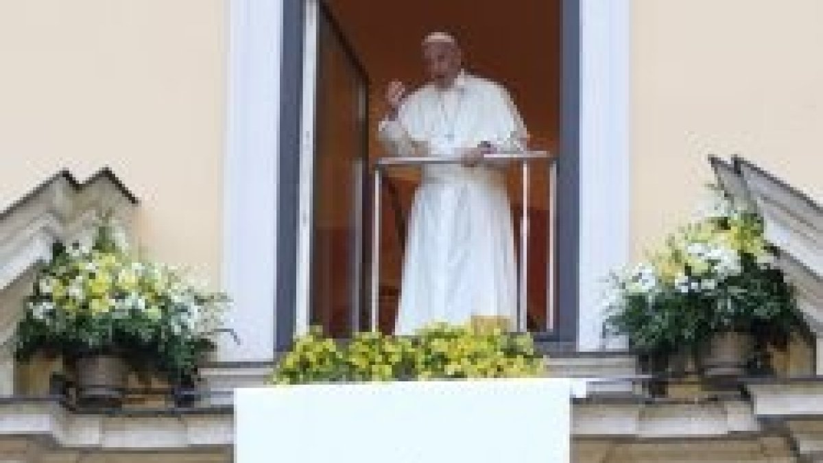 Francisco predicó brevemente sobre el matrimonio desde su balcón en el arzobispado de Cracovia