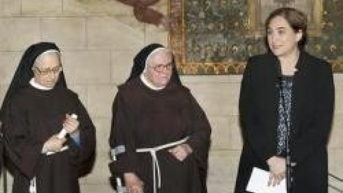 La alcaldesa Ada Colau visitó a las clarisas de Pedralbes pro Santa Eulalia, una tradición en Barcelona