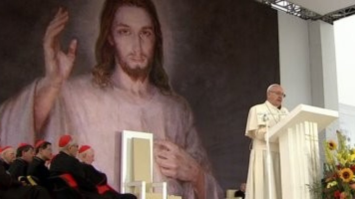 El Cristo de la Divina Misericordia, de las devociones de Santa Faustina Kowalska, presidía el encuentro en Blonia