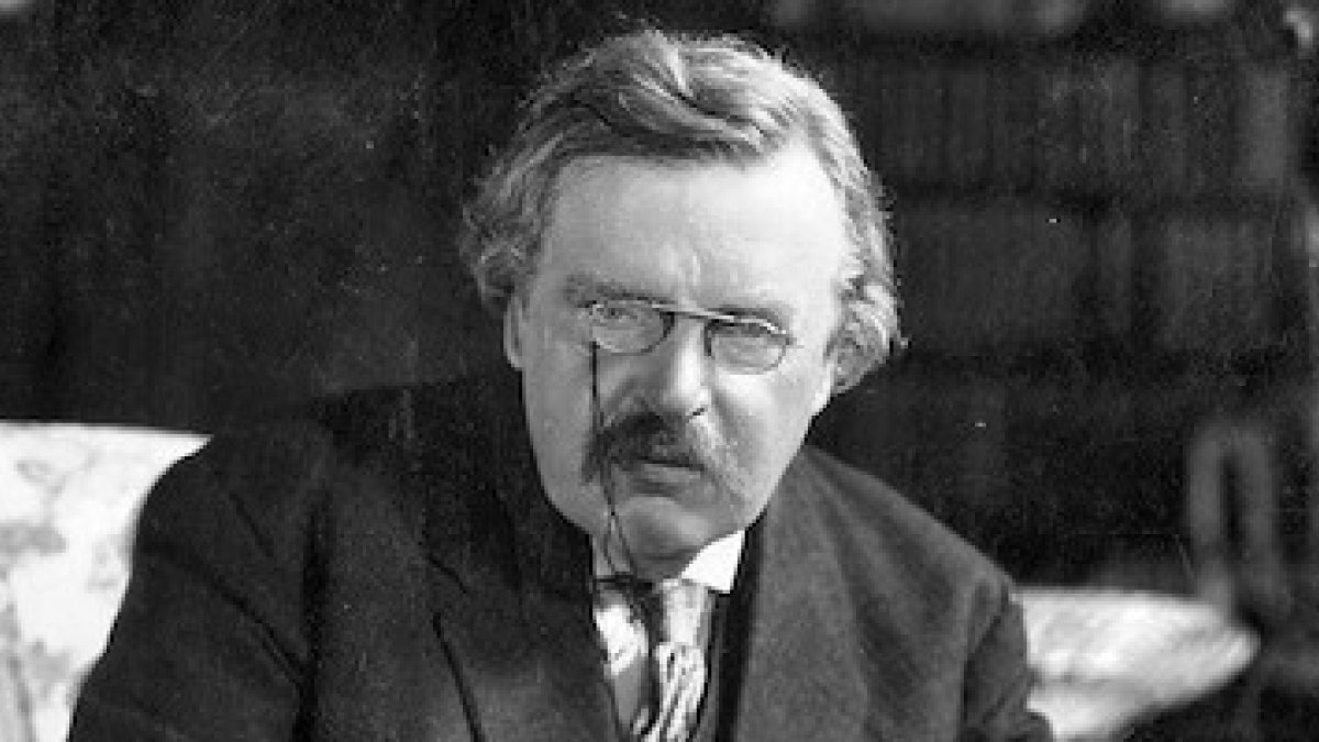 Aunque todos los que le conocieron recuerdan a Chesterton alegre, en las fotografías no se nota porque casi nunca sonreía ante las cámaras