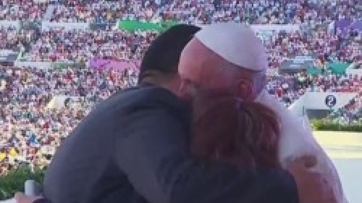 Francisco abraza a una de las familias en situación conflictiva que dio su testimonio en Tuxtla Gutiérrez