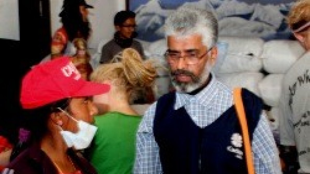 El padre Pius Perumana, director de Cáritas Nepal, con una de las colaboradoras en Katmandú