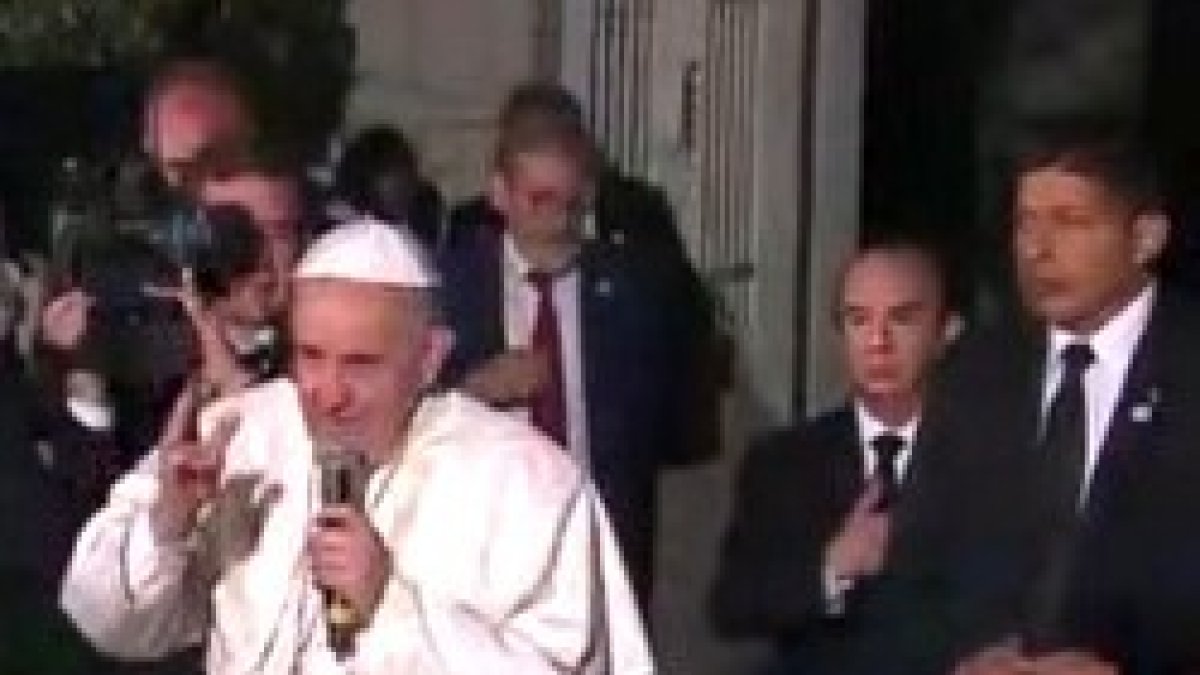 El Papa Francisco en la Nunciatura en México se despide de la gente que le esperaba