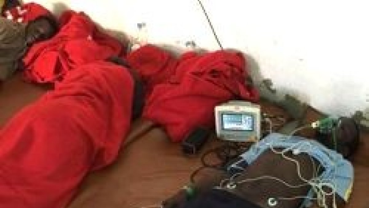 Inmigrantes en mal estado de salud en el suelo del garaje de la comisaría de Maspalomas