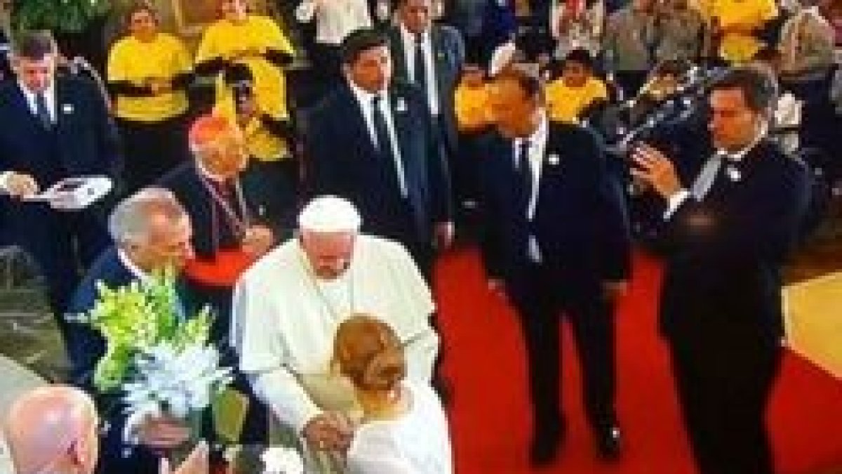 El Papa Francisco en la catedral de Morelia saluda a Lupita y su madre, junto a la imagen del niño mártir José Sánchez del Río