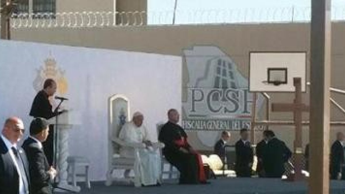 Francisco en la prisión CeReSe 3 de Ciudad Juárez - se ven las alambradas y las canastas de baloncesto del patio