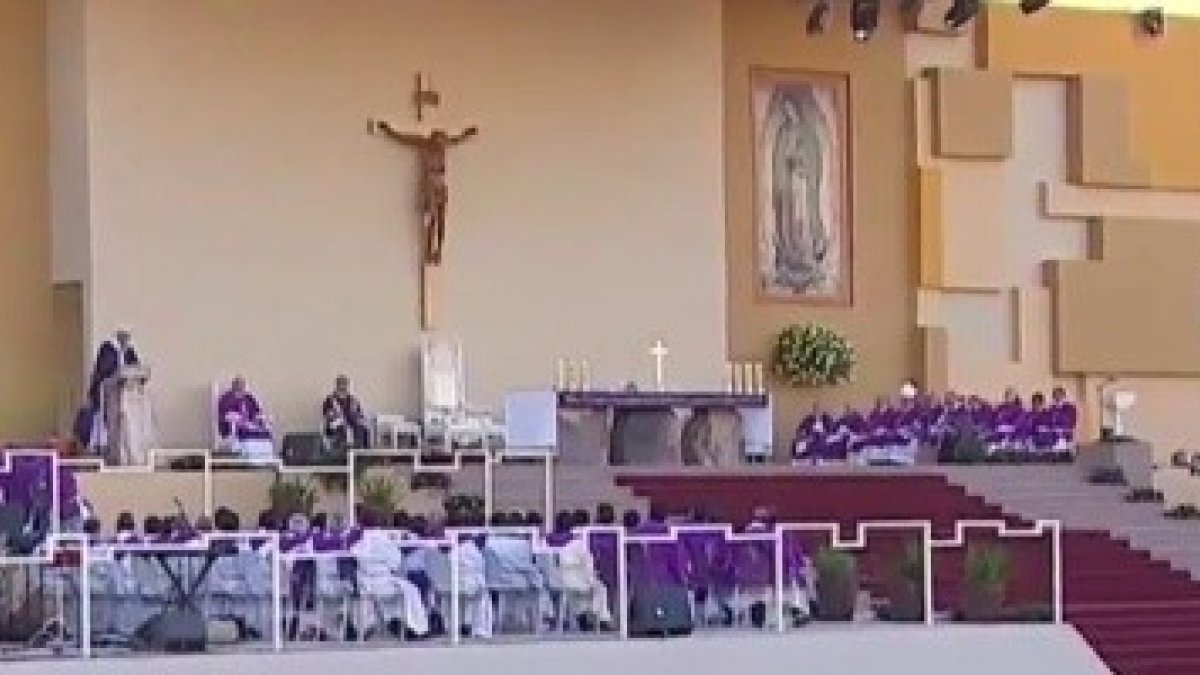 Altar de la misa en el estadio de Ciudad Juárez, a unos cientos de metros de la frontera con Estados Unidos