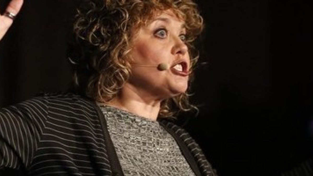 Dolors Miquel recitando su composición en la entrega de Premios Ciudad de Barcelona