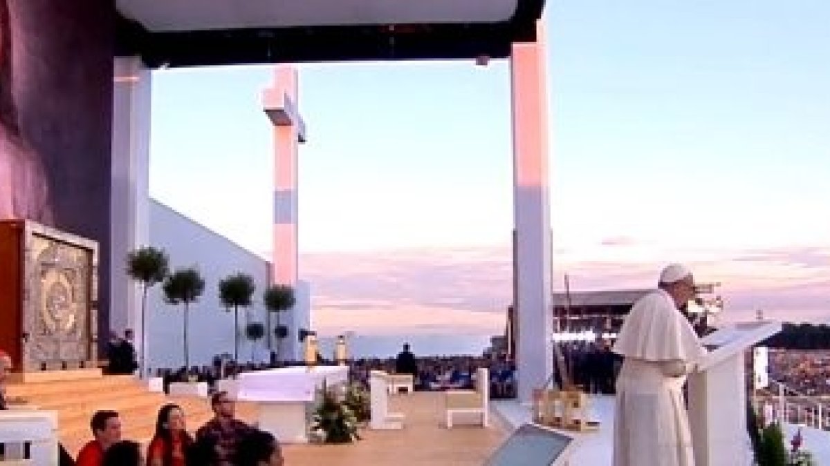 En un atardecer hermoso, con el Cristo de la Divina Misericordia, Francisco exhortó a un millón de jóvenes a ser protagonistas y despertar del letargo