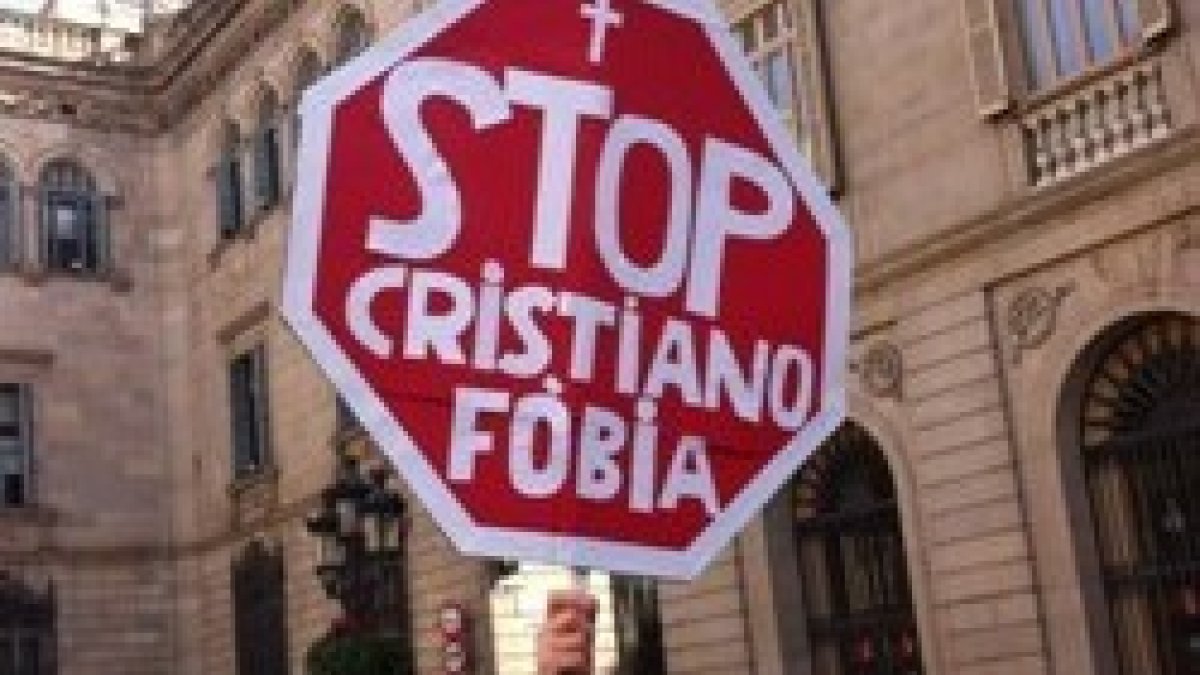Un manifestante de Barcelona pide respeto a los cristianos