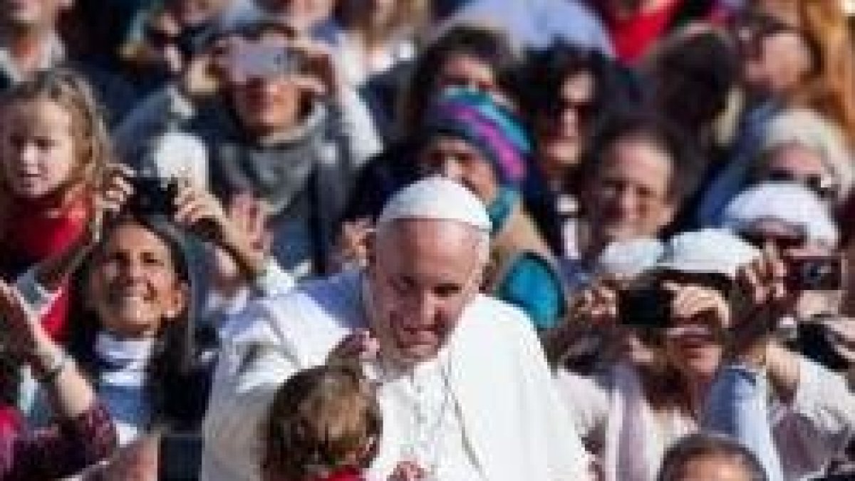 El Papa Francisco aprovecha las audiencias de los miércoles para saludar a los peregrinos y los niños