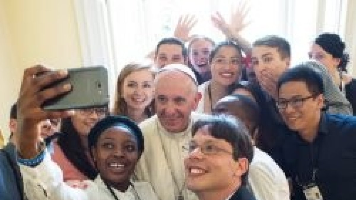 Los 12 jóvenes voluntarios de la JMJ de todo el mundo se hicieron un selfie con el Papa Francisco