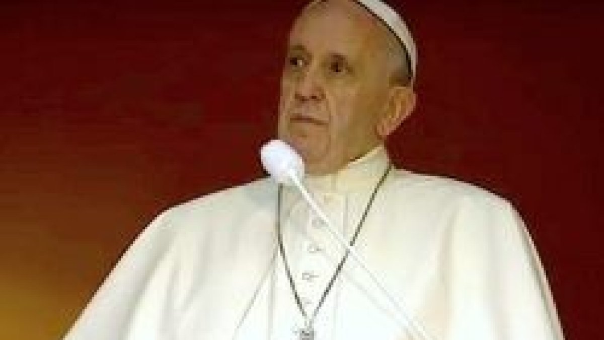 Francisco en el balcón del arzobispado de Cracovia, en su tercera noche allí