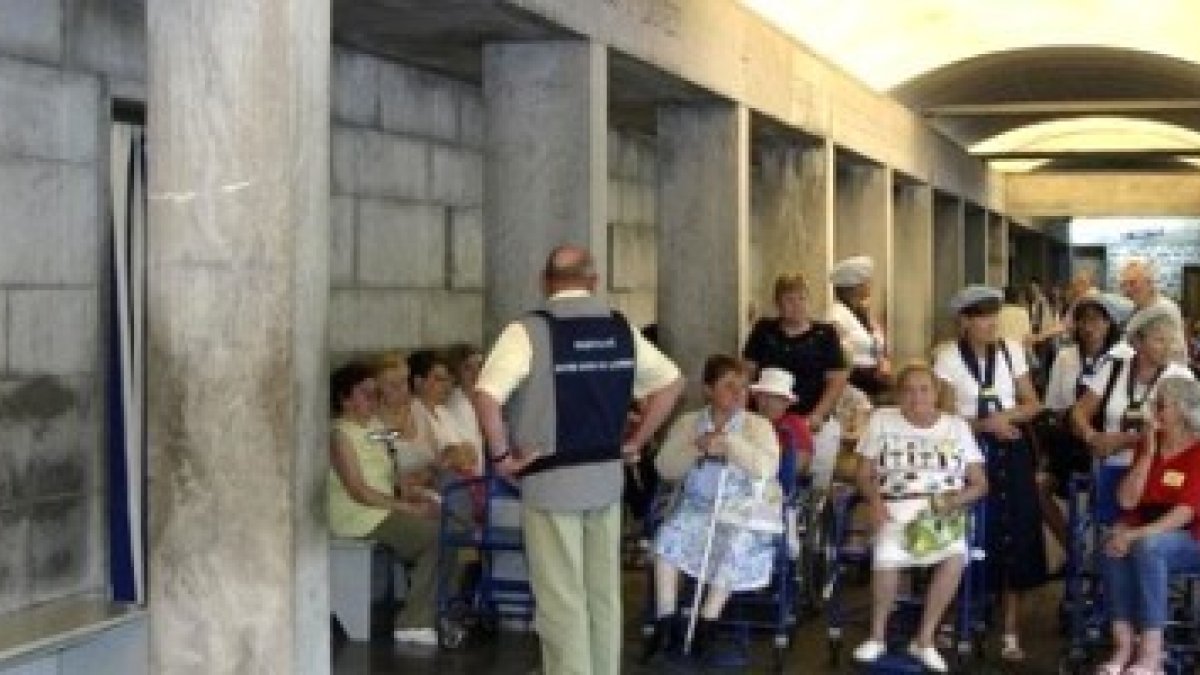 Enfermos juntos a las piscinas o espacios para bañarse en el Santuario de Lourdes - la protagonista también iba en silla de ruedas y con voluntarios