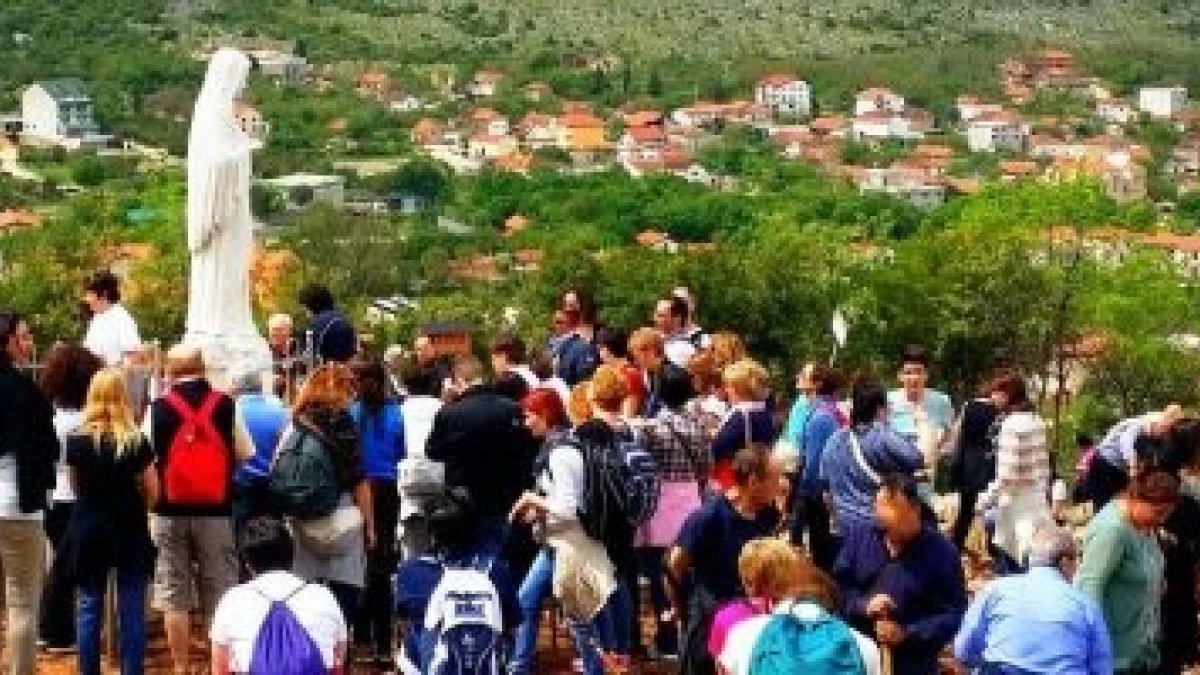 Peregrinos en el monte de las apariciones de la Virgen de Medjugorje