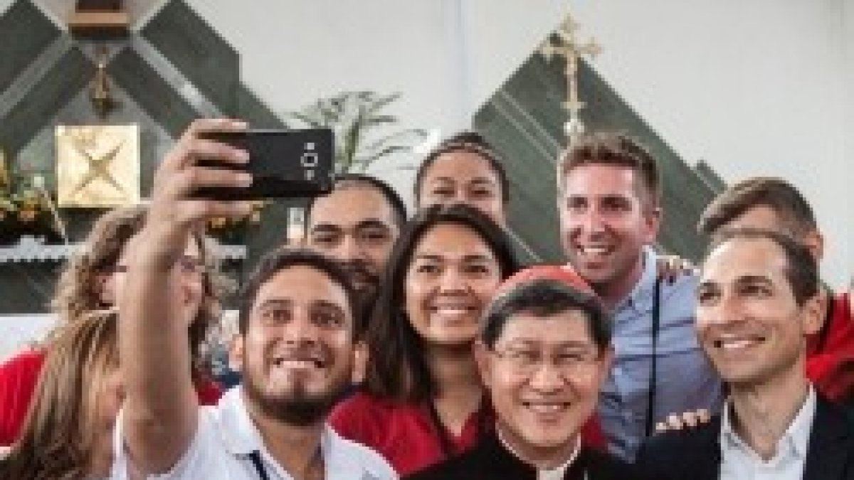 Jóvenes de Cáritas Polonia se hacen selfies con el cardenal Tagle de Manila