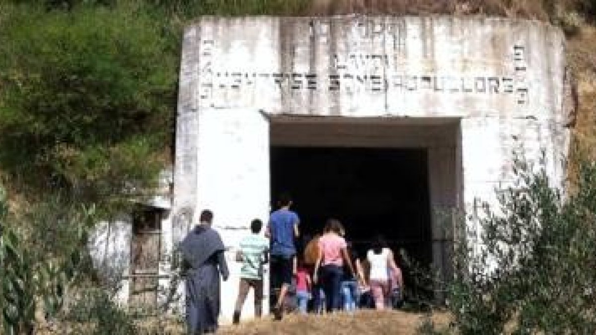 Los franciscanos de Jaru -zona de mayoría musulmana- han reconvertido este búnker excavado en la montaña en una capilla para la comunidad católica