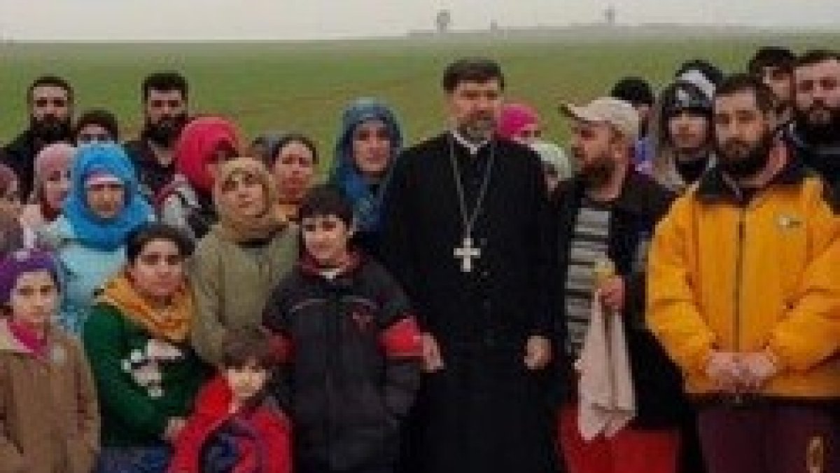 El grupo de 42 cristianos asirios liberados con el obispo asirio Afram Athneil