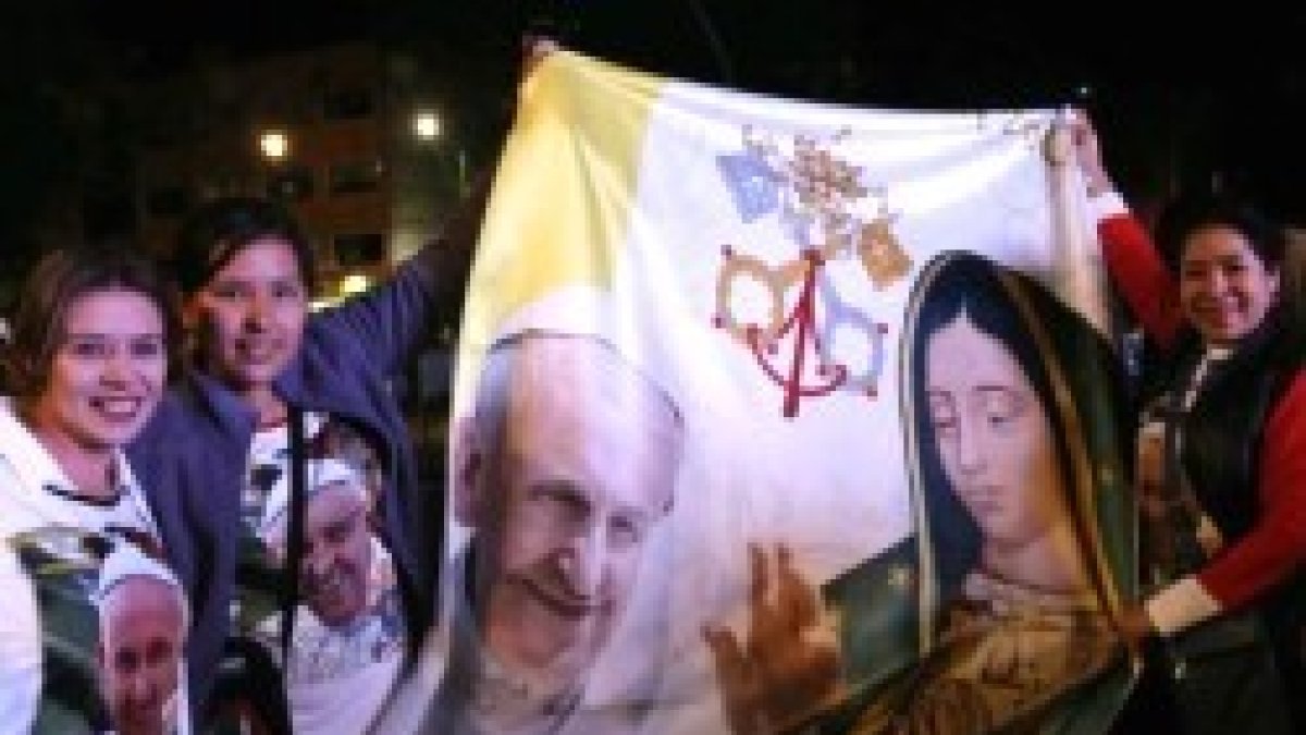 Devotos se preparan para pasar la noche en la plaza de Ecatepec antes de la gran misa con el Papa Francisco