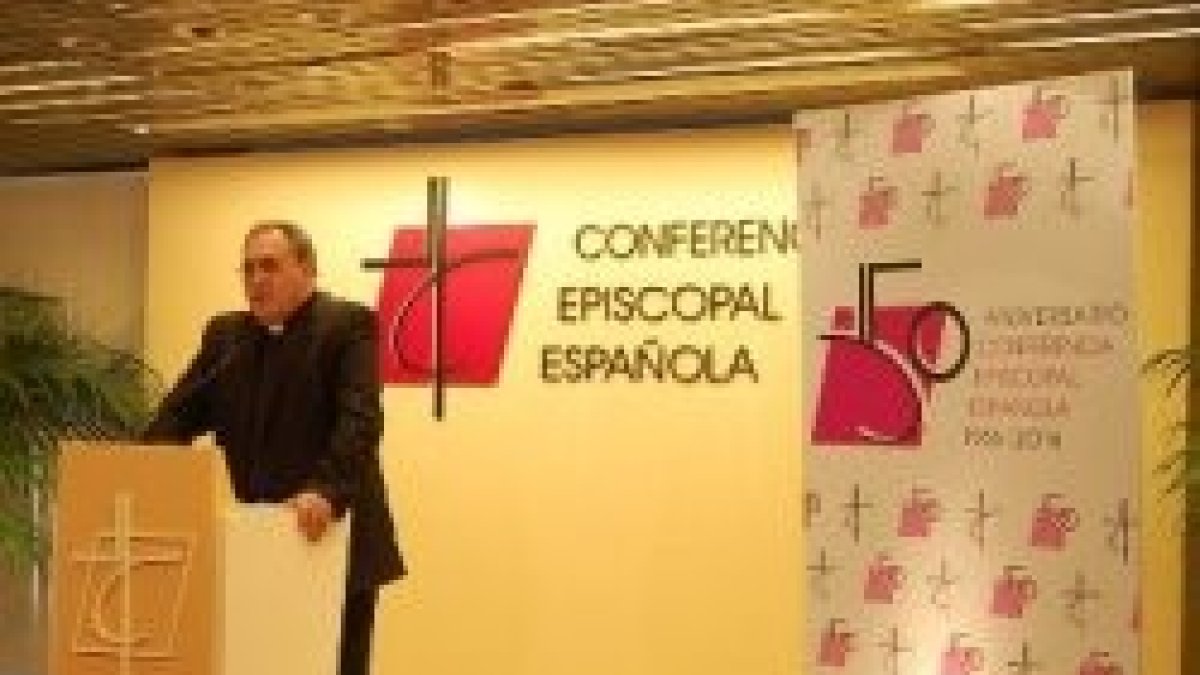 El sacerdote Gil Tamayo, portavoz de la Conferencia Episcopal, responde a las preguntas de los periodistas