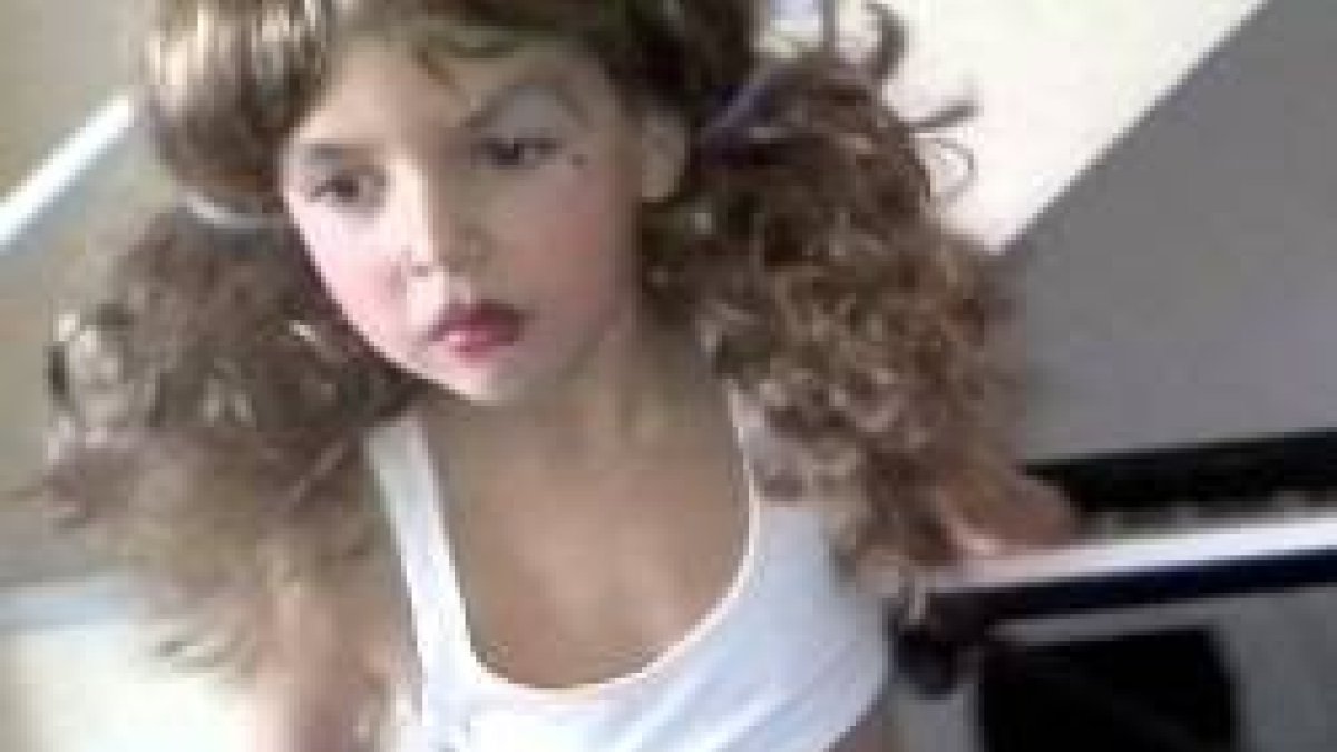 Un niño vestido y maquillado como una niña... hay adultos que fuerzan la confusión sexual en los niños... y ahora con fondos públicos