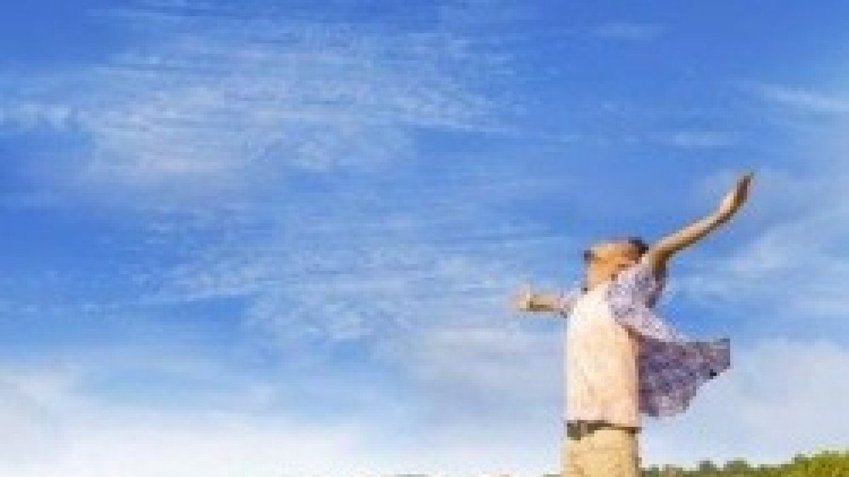 Un hombre orando en el campo