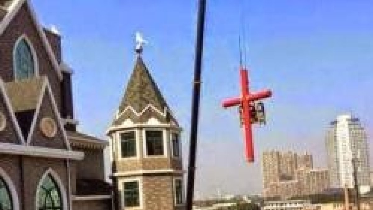 Las autoridades chinas están volcadas en una campaña para quitar las cruces de torres, campanarios e iglesias