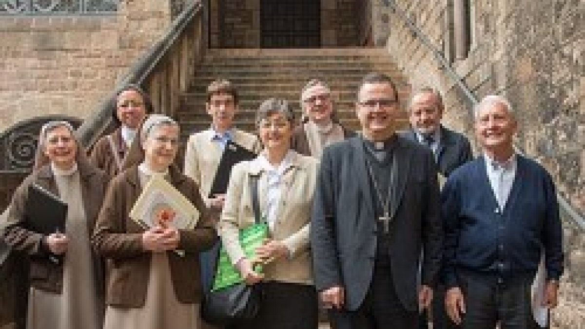 Sergio Gordo, obispo auxiliar de Barcelona, con representantes de las congregaciones de esos mártires