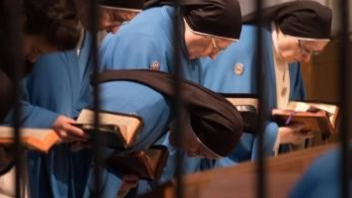 Las concepcionistas franciscanas con su distintivo manto azul... un vida tras las rejas, pero libres