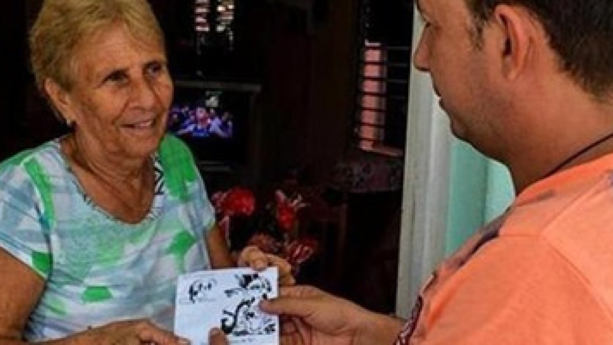 Como la Iglesia en Cuba no puede tener emisora de radio, sus programas los distribuye a lomo de mula