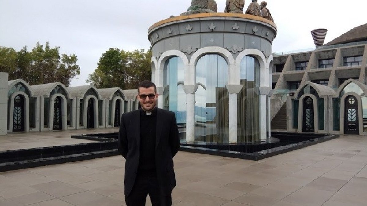 Javier Martínez delante de las capilla de adoración perpetua del Seminario, rodeada por las celdas de los seminaristas