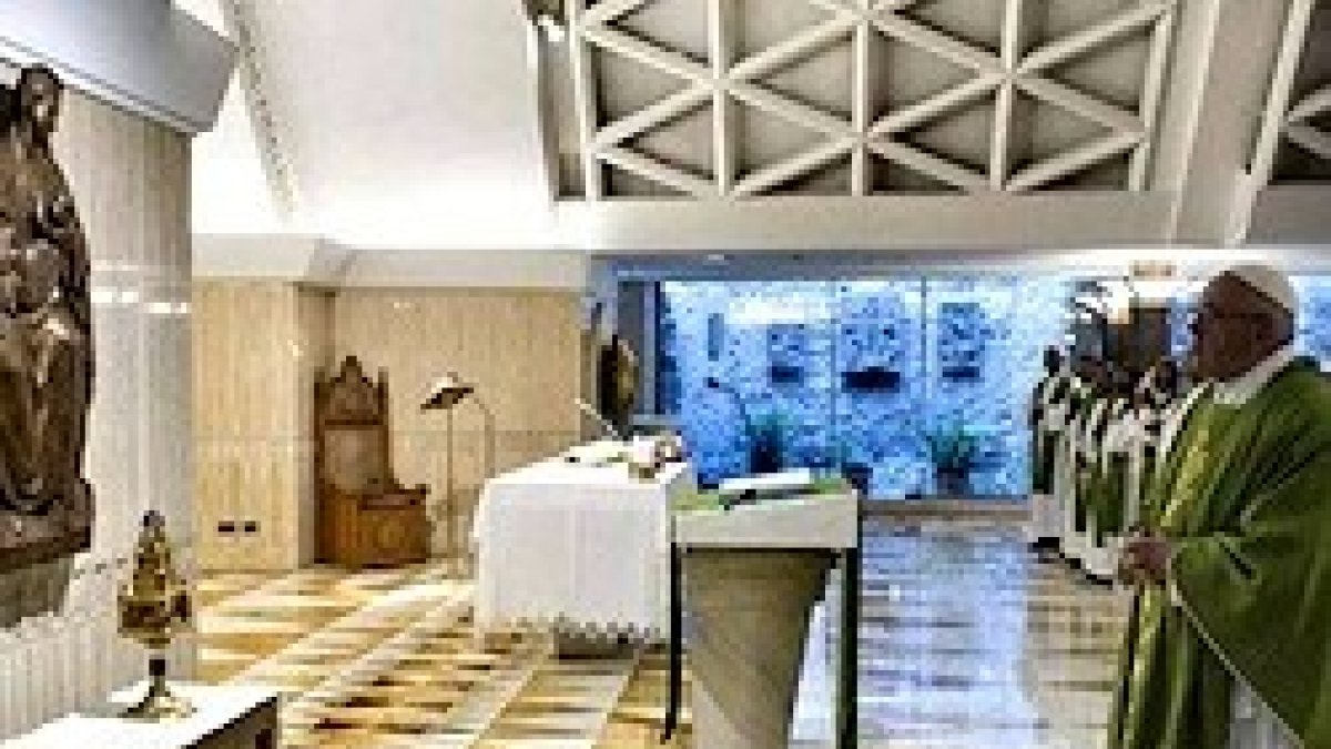 Francisco reza ante el relicario de la Virgen de Siracusa.