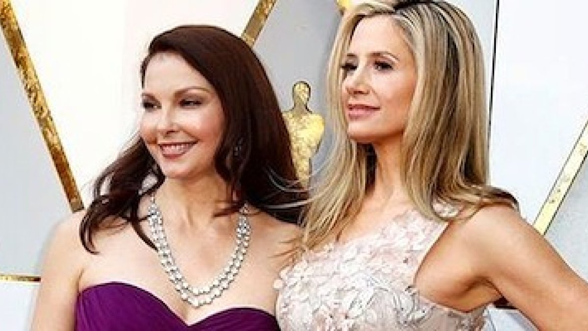 Ashley Judd y Mira Sorvino, a su llegada a la gala de los Oscar: fueron las primeras actrices que denunciaron el daño que Harvey Weinstein había hecho a sus carreras.