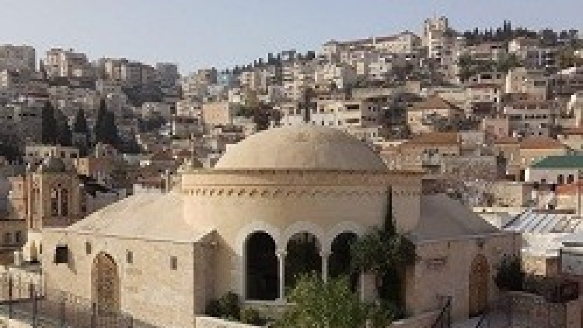 Capilla de Adoración Perpetua en el Centro Internacional María de Nazaret / Javier Lozano