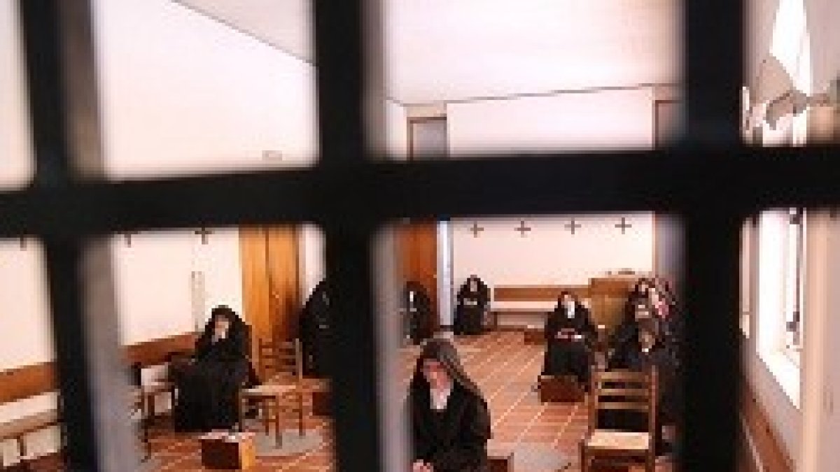 Oblatas de Cristo Sacerdote rezan día y noche por los sacerdotes y seminaristas