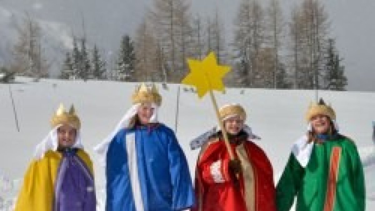 Niños se disfrazan de Reyes Magos en Austria - los llamados Cantores de la Estrella